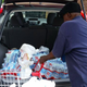 Un hombre comprando agua en un supermercado de Michigan. AP